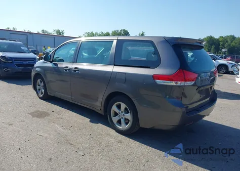 2011 Toyota Sienna Base V6 z USA, uszkodzony, nr VIN 5TDZK3DC4BS004818